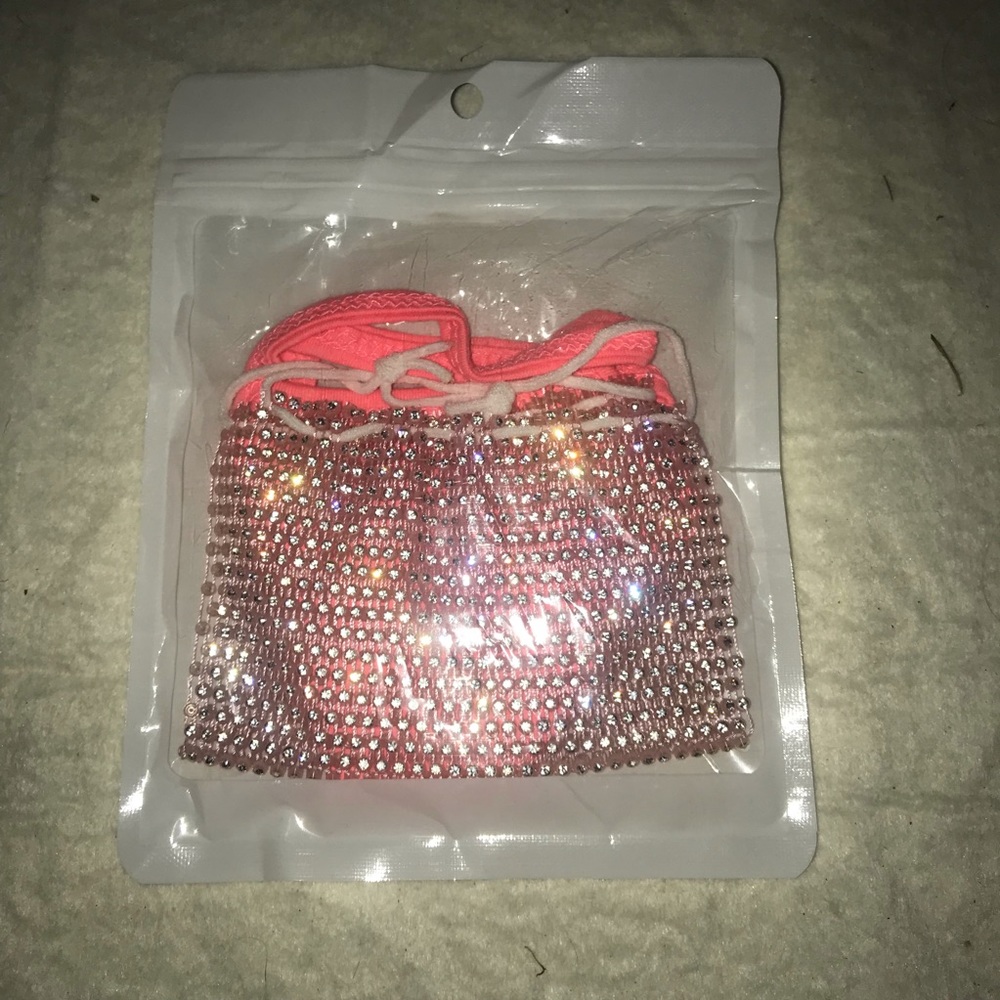 😷 2pr. of face masks… one stretchy embellished with bling & one plain NIP